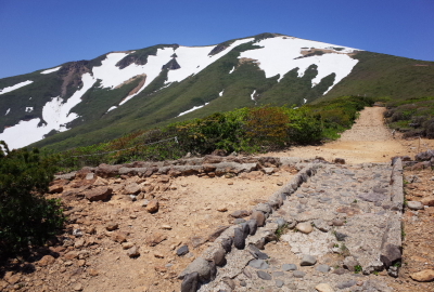 小peak（1,408m）手前から登山道が広くなり、休憩できる場所もあります