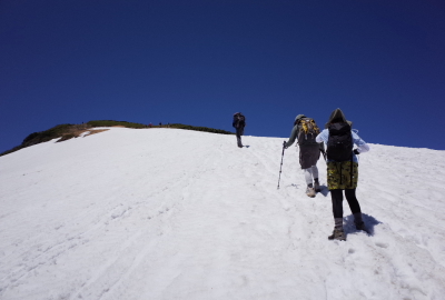 積雪の多い年は山頂直下で6月下旬頃まで雪が殘ります。滑落注意