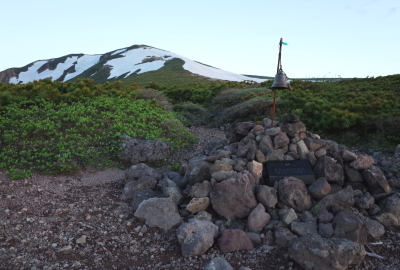 稜線歩きが始めるあたりに岩高登山部の鐘があります。ここから強風地帯