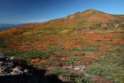 東栗駒山稜線から見る山頂は、登山道の中でもっとも雄大な風景です