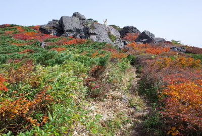 There are some large rocks on the ridges of Higashi Kurikoma