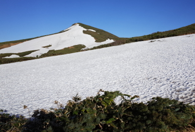 積雪の多い年は、6月頃まで雪渓が残ります