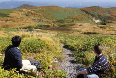東栗駒山の稜線と草原を眺めて一休み